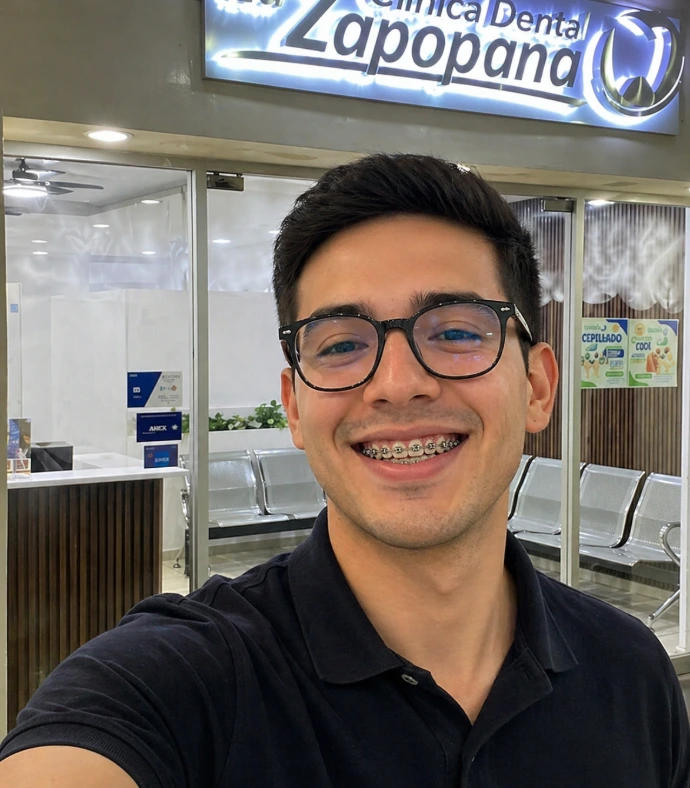 Persona Sonriendo con Brackets
